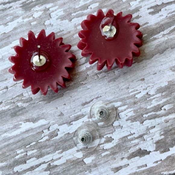 Burgundy Carved Look Daisy Flower Pierced Earring - Picture 2 of 4